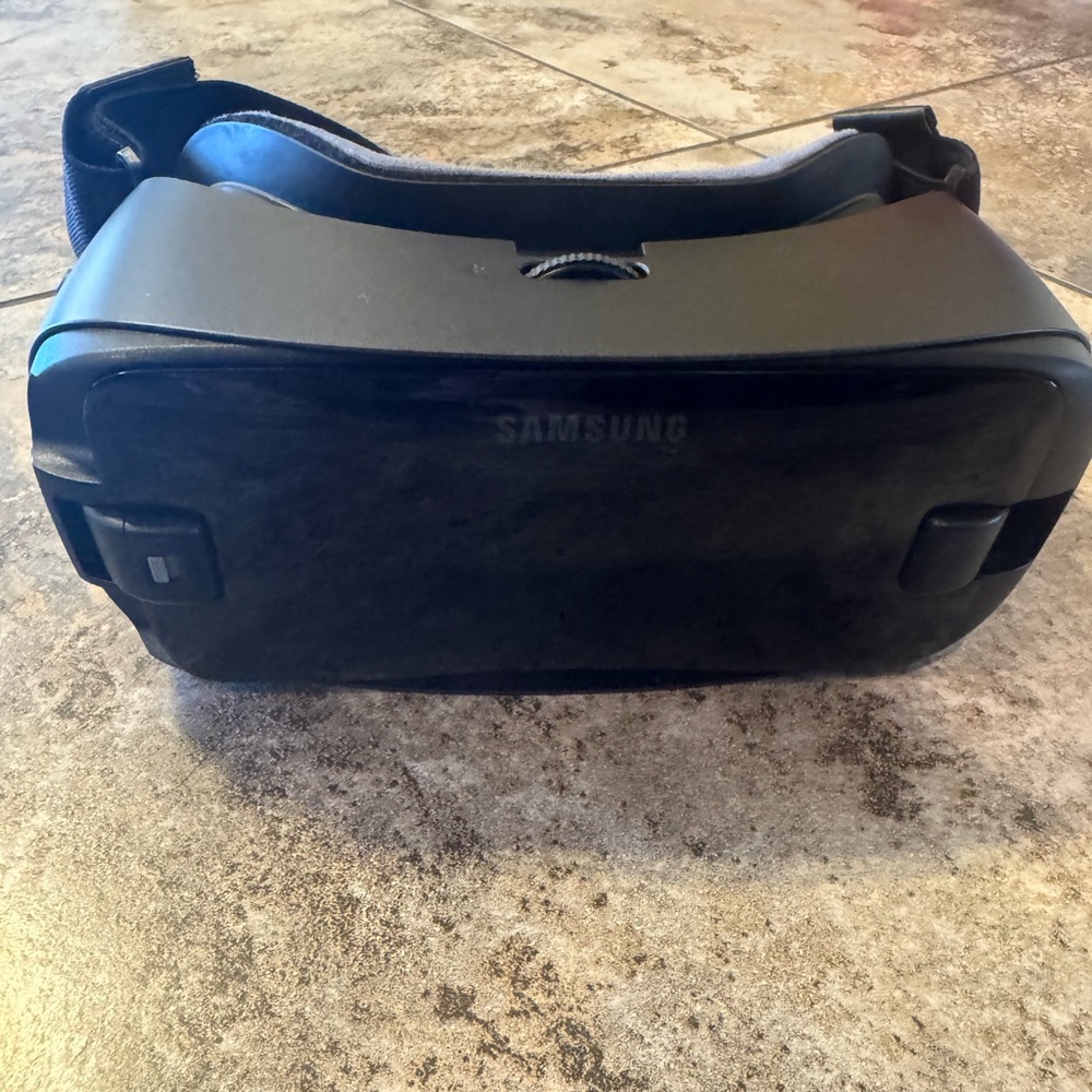 Black VR Headset Samsung Gear VR, a virtual reality headset only. No remote.